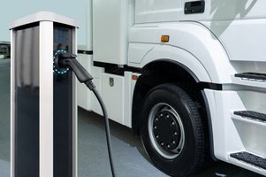 E-Lkw mit Ladestation