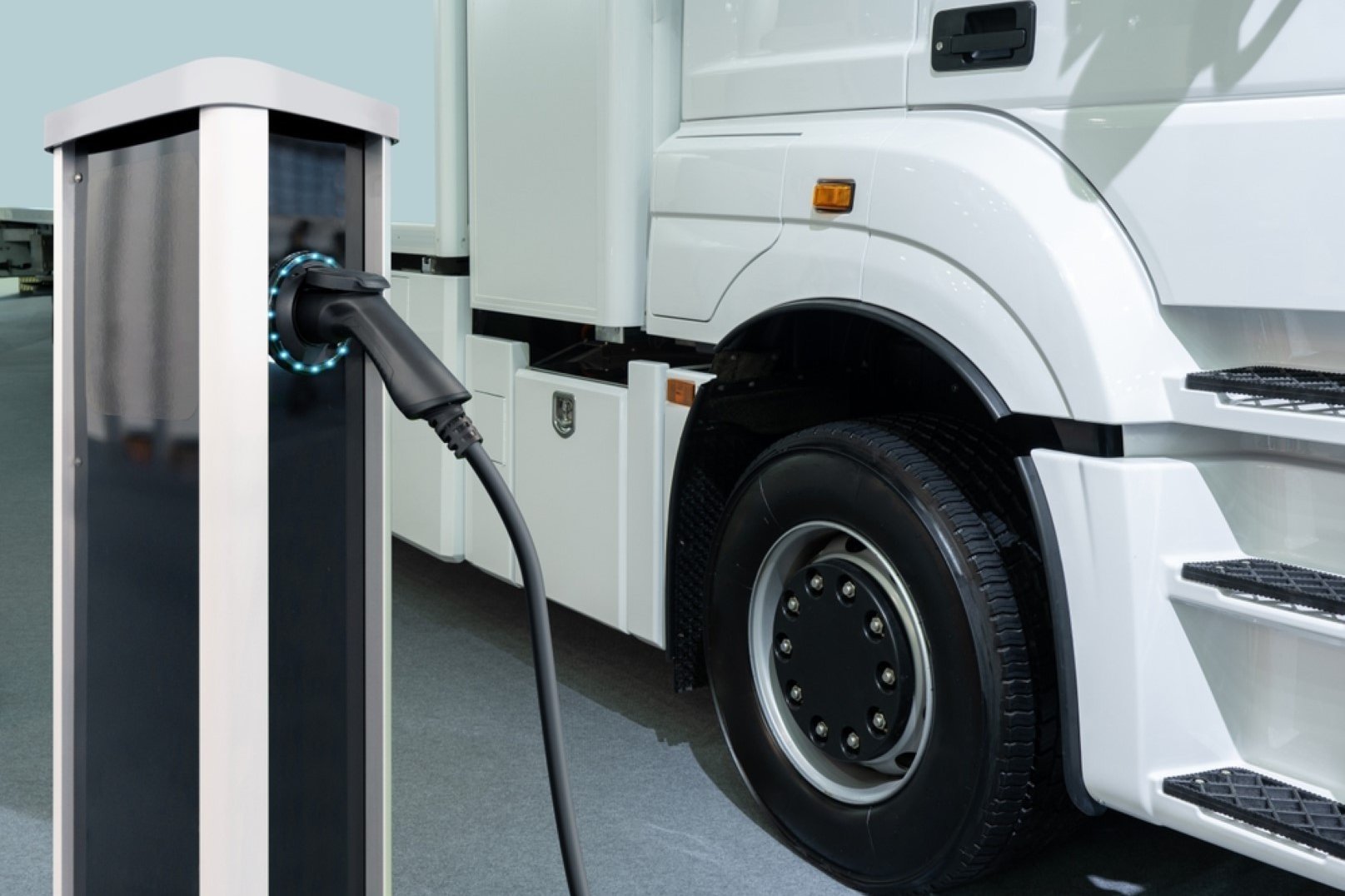 E-Lkw mit Ladestation