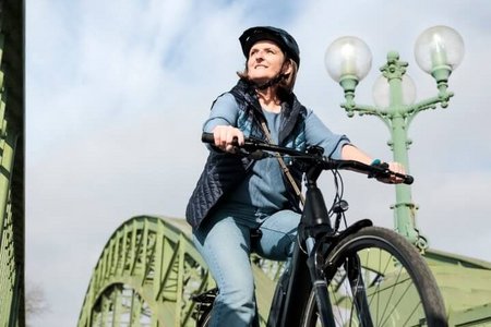 Mitarbeiterin mit Firmenfahrrad