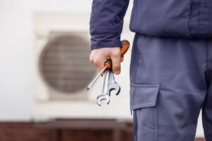 Installateur mit Werkzeug