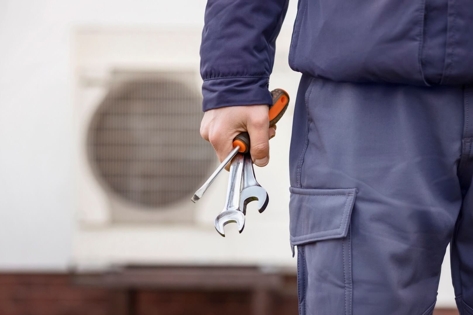 Haustechnik aus einer Hand Installateur mit Werkzeug