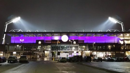 Nachtaufnahme der beleuchteten Generali-Arena in Wien