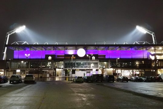 Nachtaufnahme der beleuchteten Generali-Arena in Wien