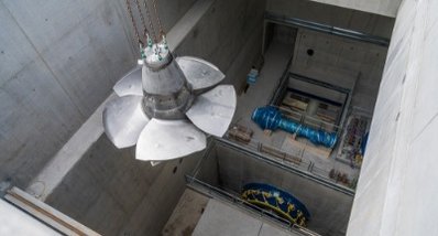 Kaplan-Turbine vor dem Einbau im Kraftwerksraum Kaplan-Turbine vor dem Einbau im Kraftwerksraum