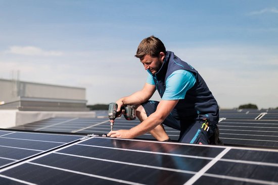 Monteur Photovoltaik-Anlage