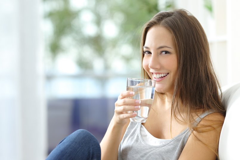 Trinkwasser Wasserglas Junge Frau trinkt Wasser aus einem Glas
