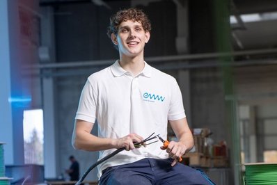 Lehrling Elektrotechnik Junger Mann mit Kabeln