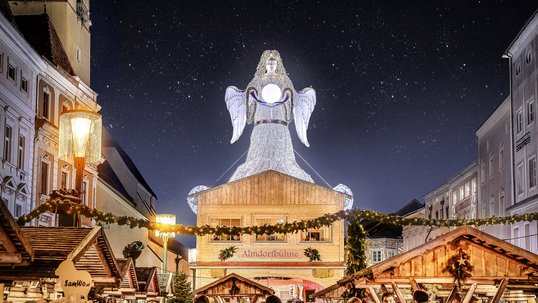 Beleuchteter Engel auf einer Hütte am Weihnachtsmarkt in Wels