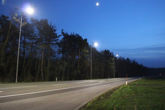 Kommunaltechnik Referenz Straßenbeleuchtung Nachtaufnahme einer beleuchteten Straße