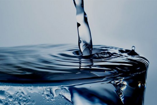 eww Wasser eww Wasser - Trinkwasser fließt in ein Wasserglas