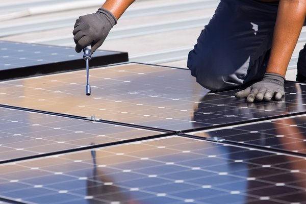 PV Panel mit Arbeiter PV Panel mit Arbeiter