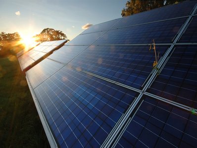 Nahaufnahme eines Solar-Panels bei Sonnenuntergang