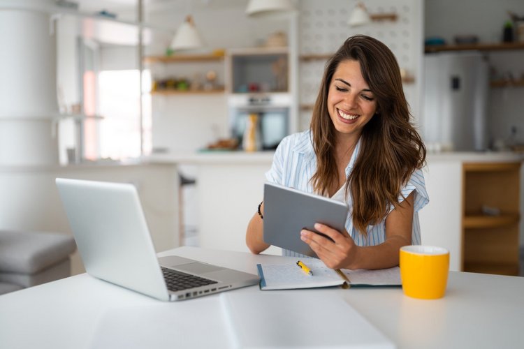 Kundenportal: Frau mit Tablet Kundenportal: Frau mit Tablet