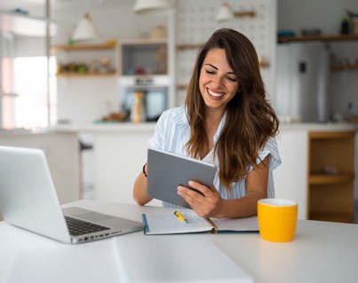 Kundenportal: Frau mit Tablet Kundenportal: Frau mit Tablet