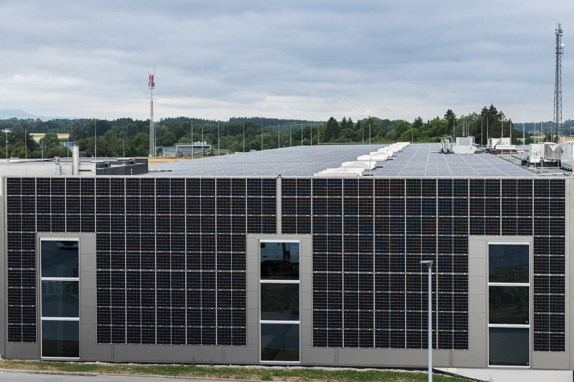 Photovoltaik Anlage auf Dach eines Betriebes