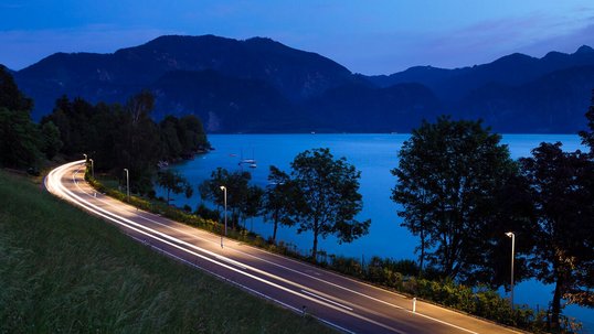 Straße mit emmissionsfreier Beleuchtung am Abend