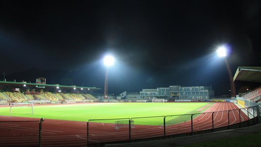 Beleuchtetes Stadion bei Nacht in Kapfenberg