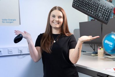 Lehrling Büro Junge Frau in Büroumgebung