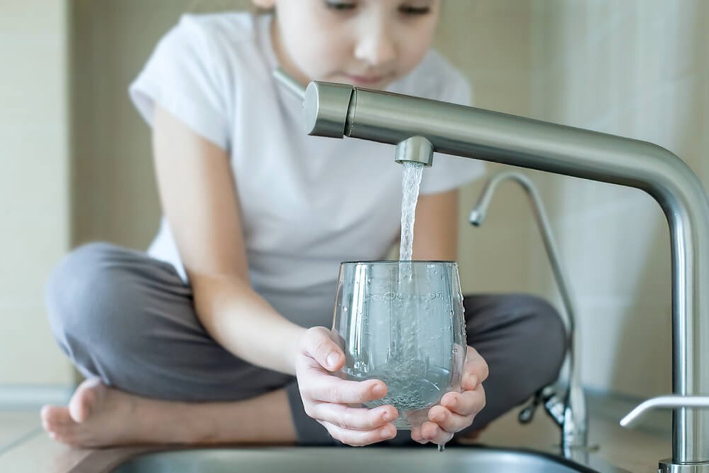 Wasser in Glas füllen