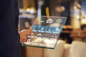 Mann hält Tablet mit Smart Technology Mann hält Tablet mit Smart Technology