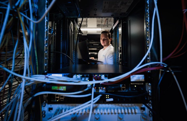 Person wird von Serverinnerein eingerahmt  Person wird von Serverinnerein eingerahmt