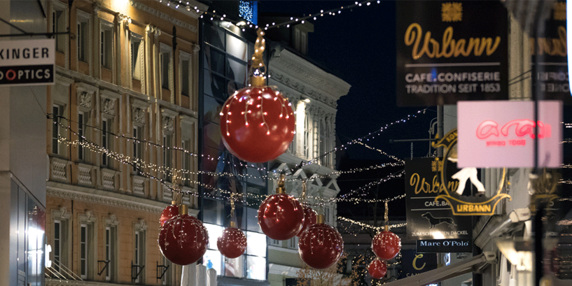 Große Christbaumkugeln schmücken die Welser Innenstadt