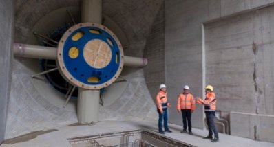 Geschäftsführer der Wels Strom im Turbinenraum Geschäftsführer der Wels Strom im Turbinenraum