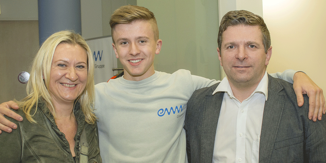 Sabine und Martin Straßl freuen sich über die hohe Qualität der Ausbildung in der eww Gruppe – Sohn Paul hat im September die Lehre zum Elektro- und Gebäudetechniker begonnen.