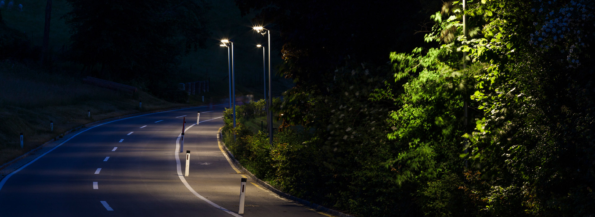 Emissionsfreie Straßenbeleuchtung, Straße bei Nacht in Steinbach am Attersee