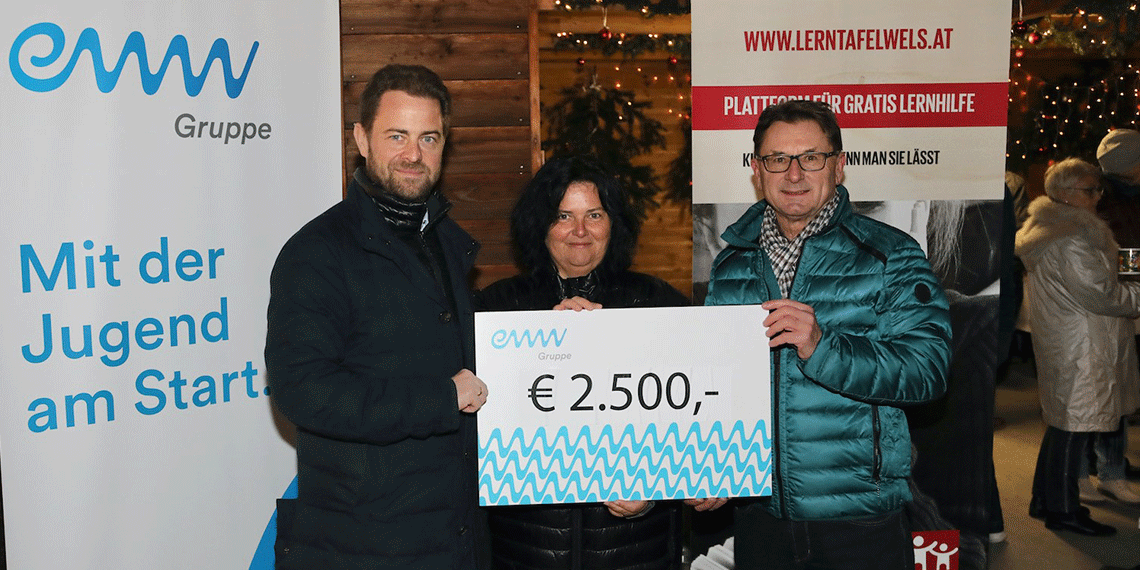 Vorstandssprecher Mag. Florian Niedersüß, MBA (links) und Marketingleiter Ing. Johann Reifeneder überreichten 2.500 € an Karin Hufnagl, BSc MSSc von der Welser Lerntafel.