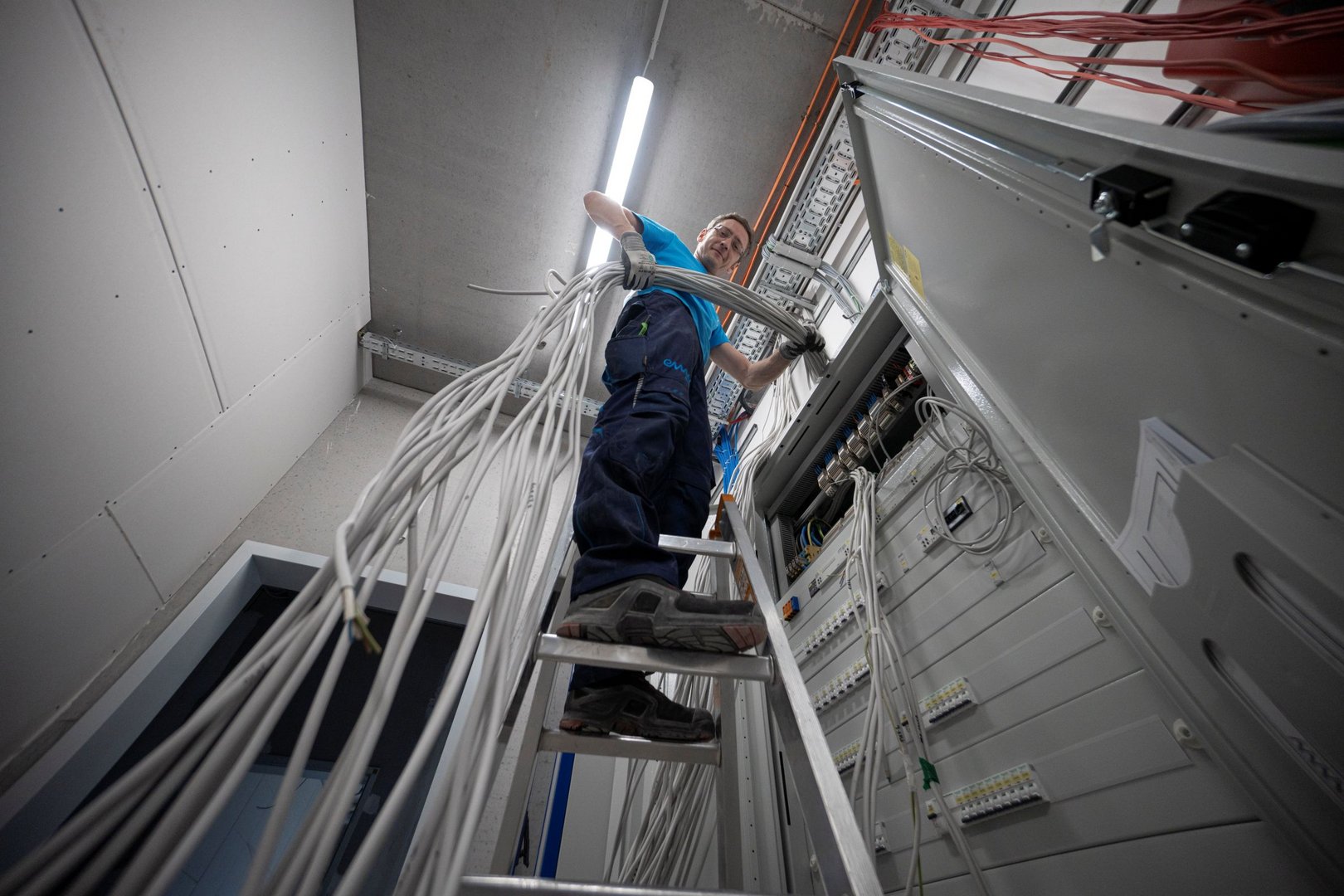 Projekt Mettec Elektriker mit Kabel Projekt Mettec Elektriker mit Kabel