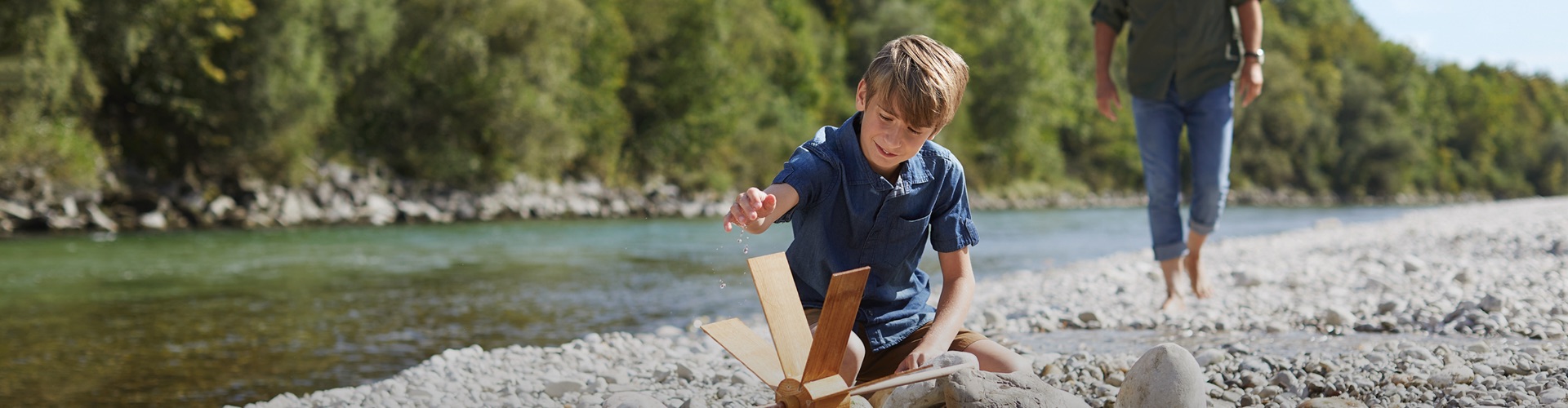 Junge spielt am Traunufer