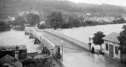 Holzbrücke beim Hochwasser 1897